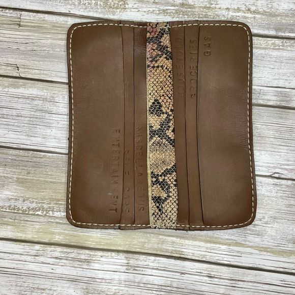 Leather snake skin wallet has cash pockets so that you can stick to your budget - Picture 5 of 14